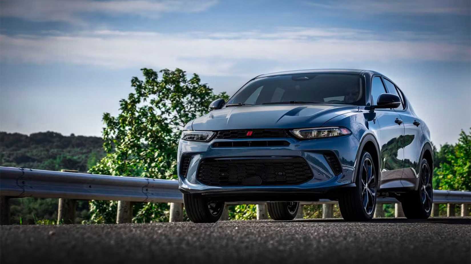 Uma foto frontal do Dodge Hornet 2023