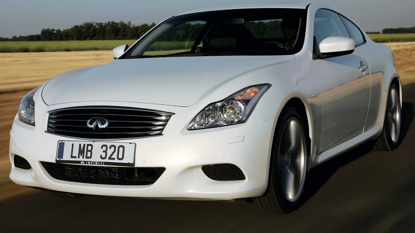 2009 Infiniti G37 em branco Posando na estrada no campo