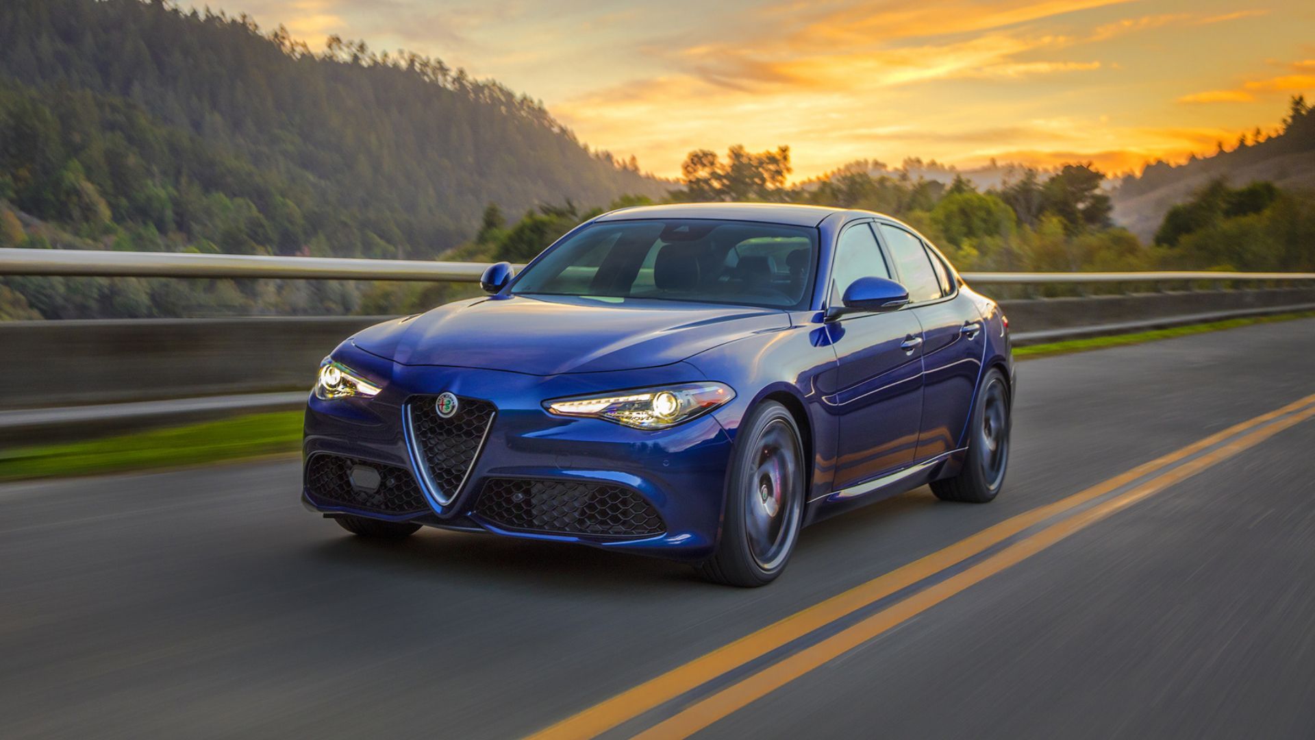 2018 Alfa Romeo Giulia Ti em azul Posando na estrada da floresta