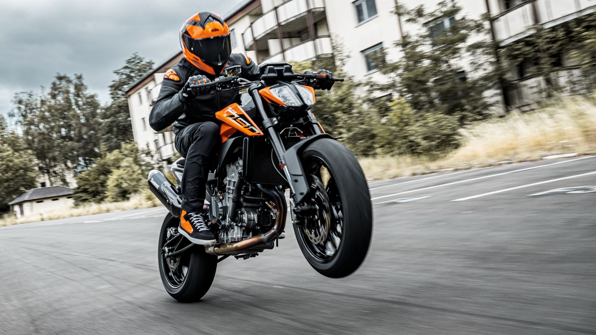 2024 KTM 790 Duke front 3/4 action shot