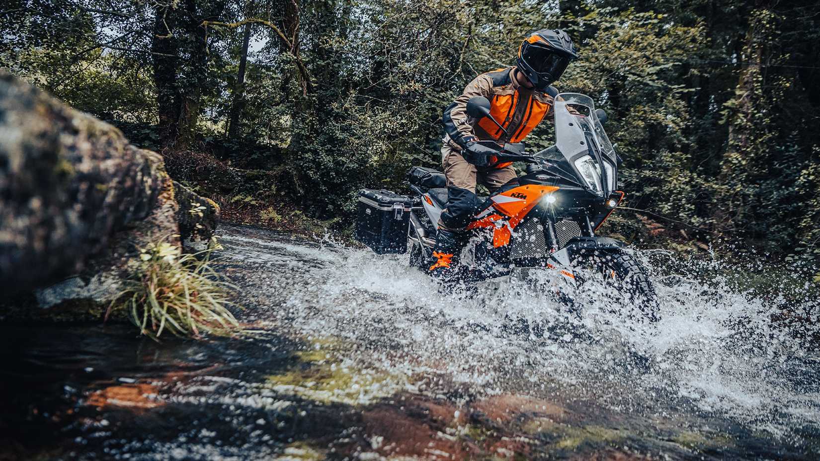 Aventura KTM 890 em floresta remota