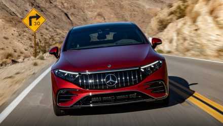 Mercedes-AMG EQS vermelho dirigindo na estrada no deserto