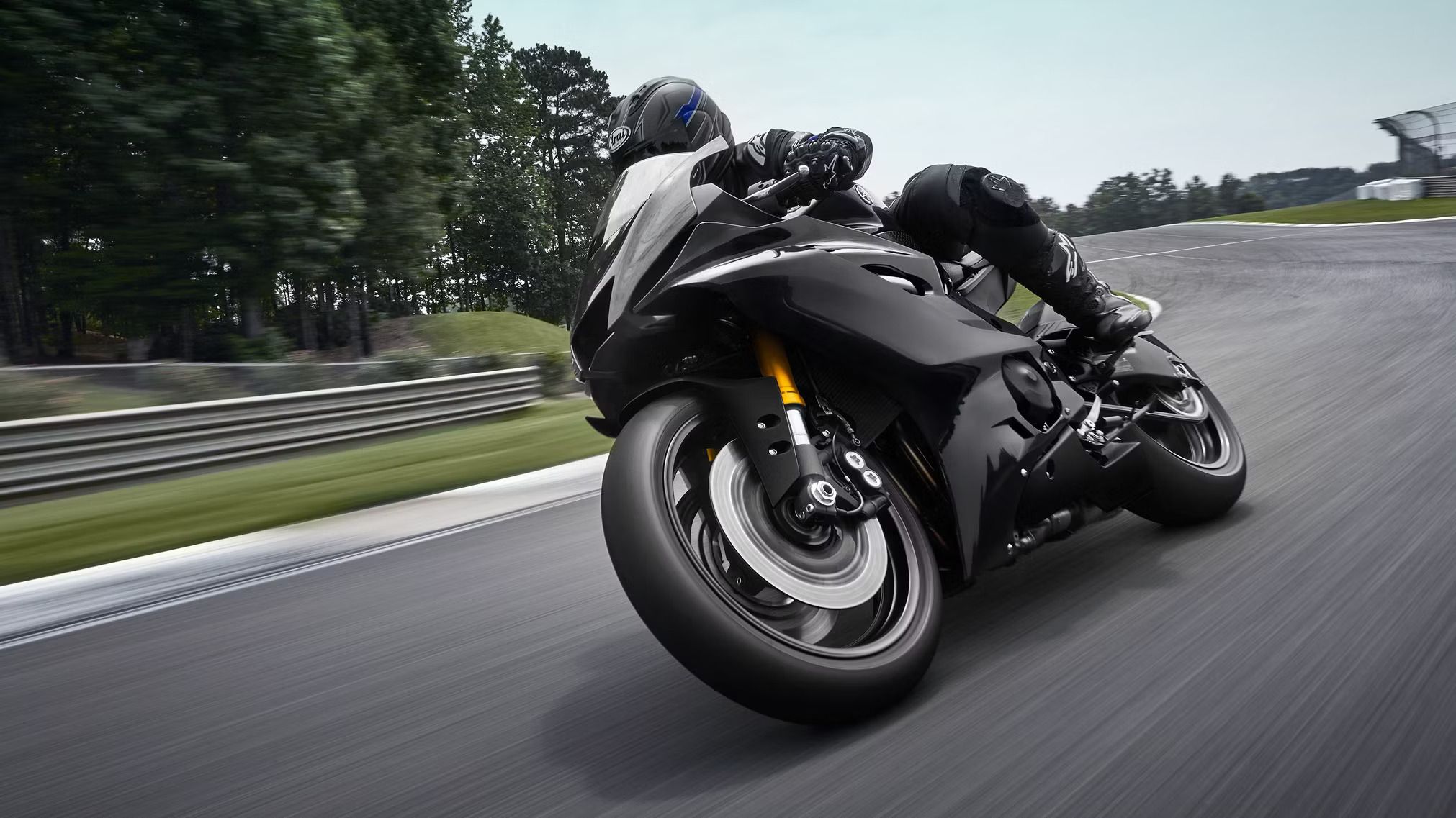 Here's Why We Would Pick The Yamaha R6 Over The New YZF-R9