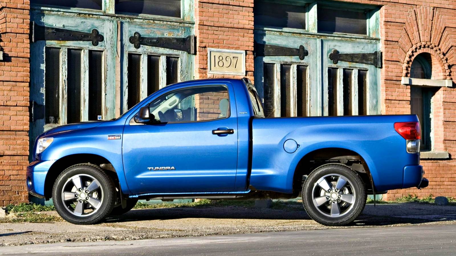 A Forgotten 2000s V-8 Sleeper Truck That Could Destroy Sports Cars