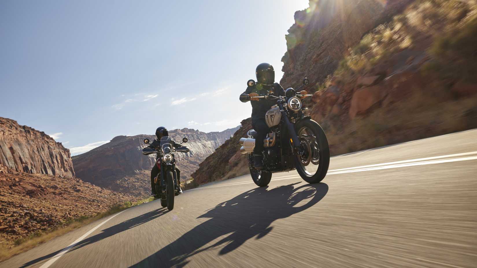 Foto de ação de duas Triumph Scramblers 2024