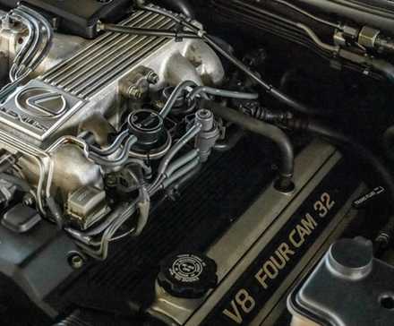 Lexus 1UZ-FE V-8 naturalmente aspirado no LS400