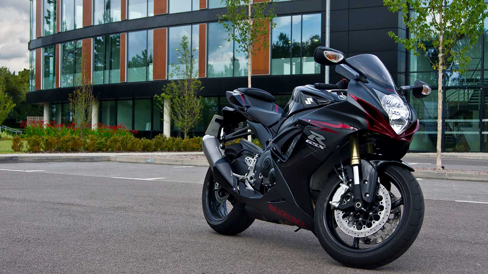 Motocicleta Suzuki GSX-R750 estacionada ao ar livre
