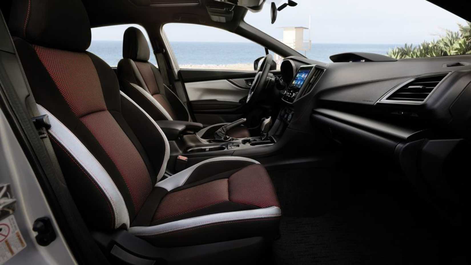Foto do interior do Subaru Impreza Sedan 2023 mostrando os bancos dianteiros