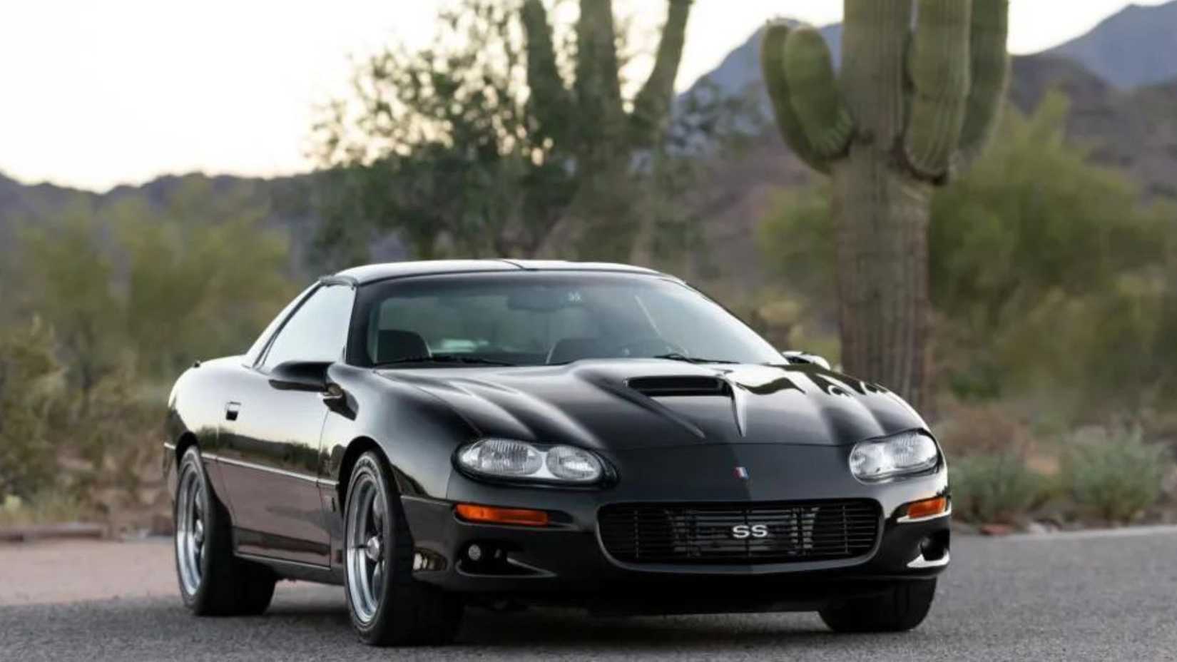 Tiro frontal do Chevrolet Camaro Intimidator SS Coupe 2001