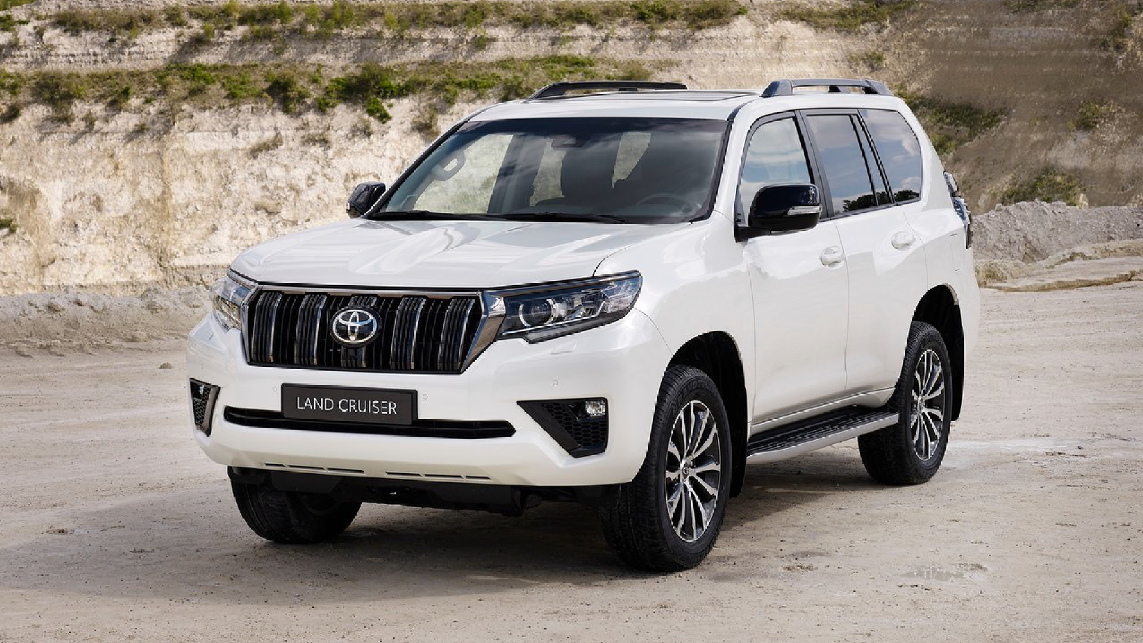 Uma foto frontal 3/4 de um Toyota Land Cruiser Prado 2021 branco off-road