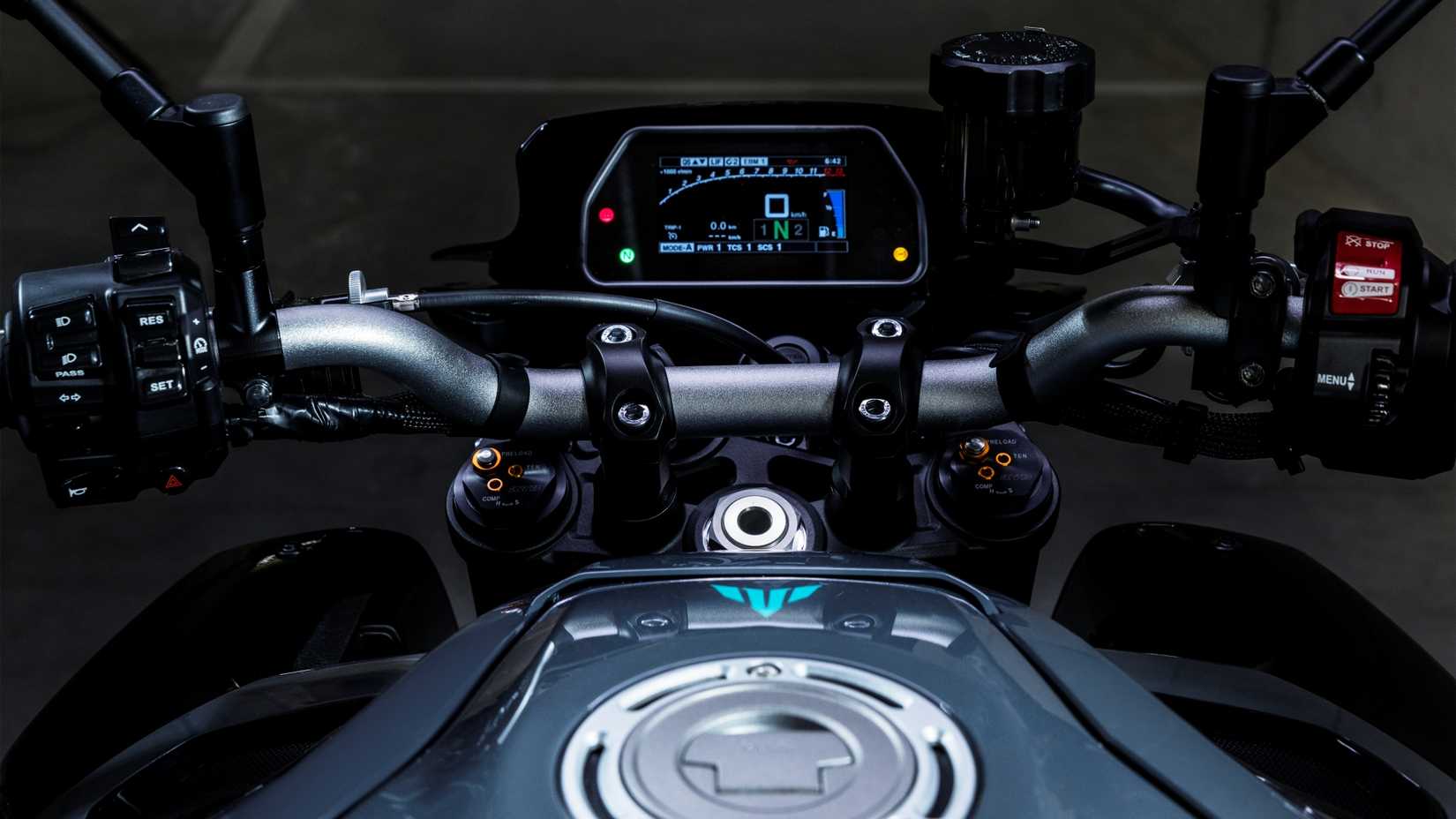 Yamaha MT-10 TFT display and handlebar commands