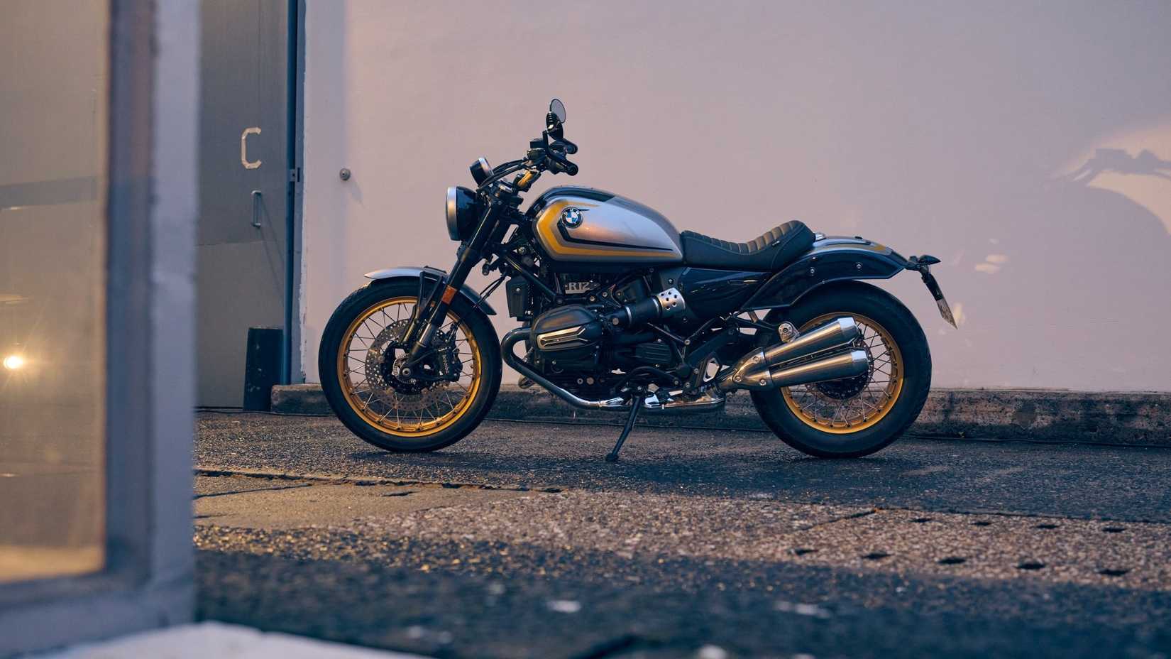 Vista lateral do 2024 BMW R 12 opção 719 estacionado em uma rua