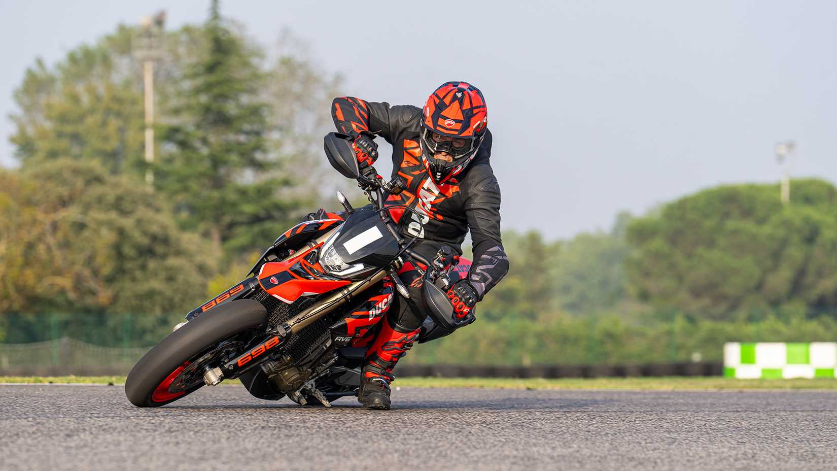 2024 Ducati Hypermotard 698 RVE Action