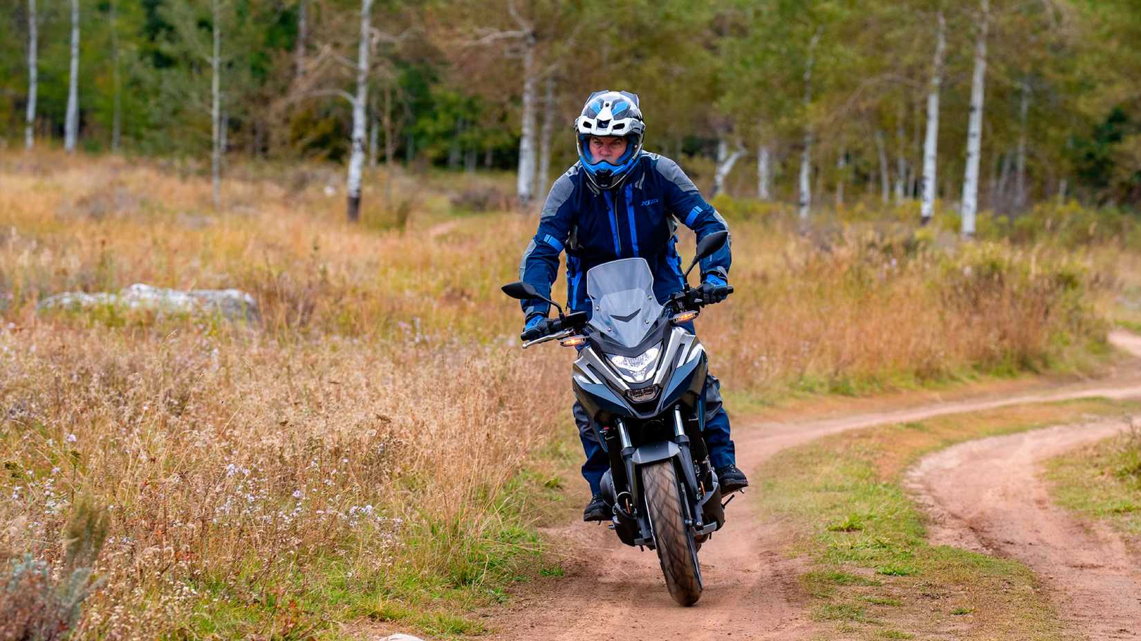 Piloto em uma Honda NC750X 2024 andando em uma trilha offroad