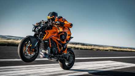 2024 KTM 1390 Super Duke R Hero montando foto