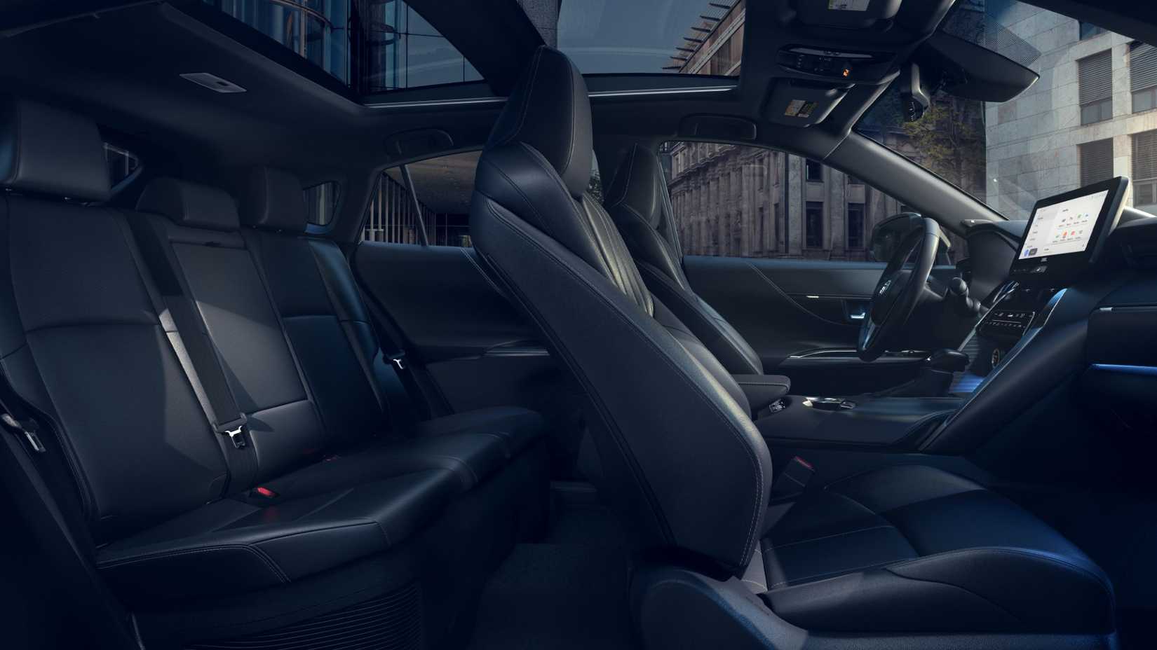 Foto do interior do Toyota Venza 2024 mostrando os bancos dianteiros