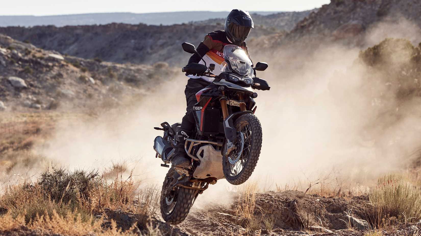 Uma Triumph Tiger 900 Rally Pro saltando em off-road
