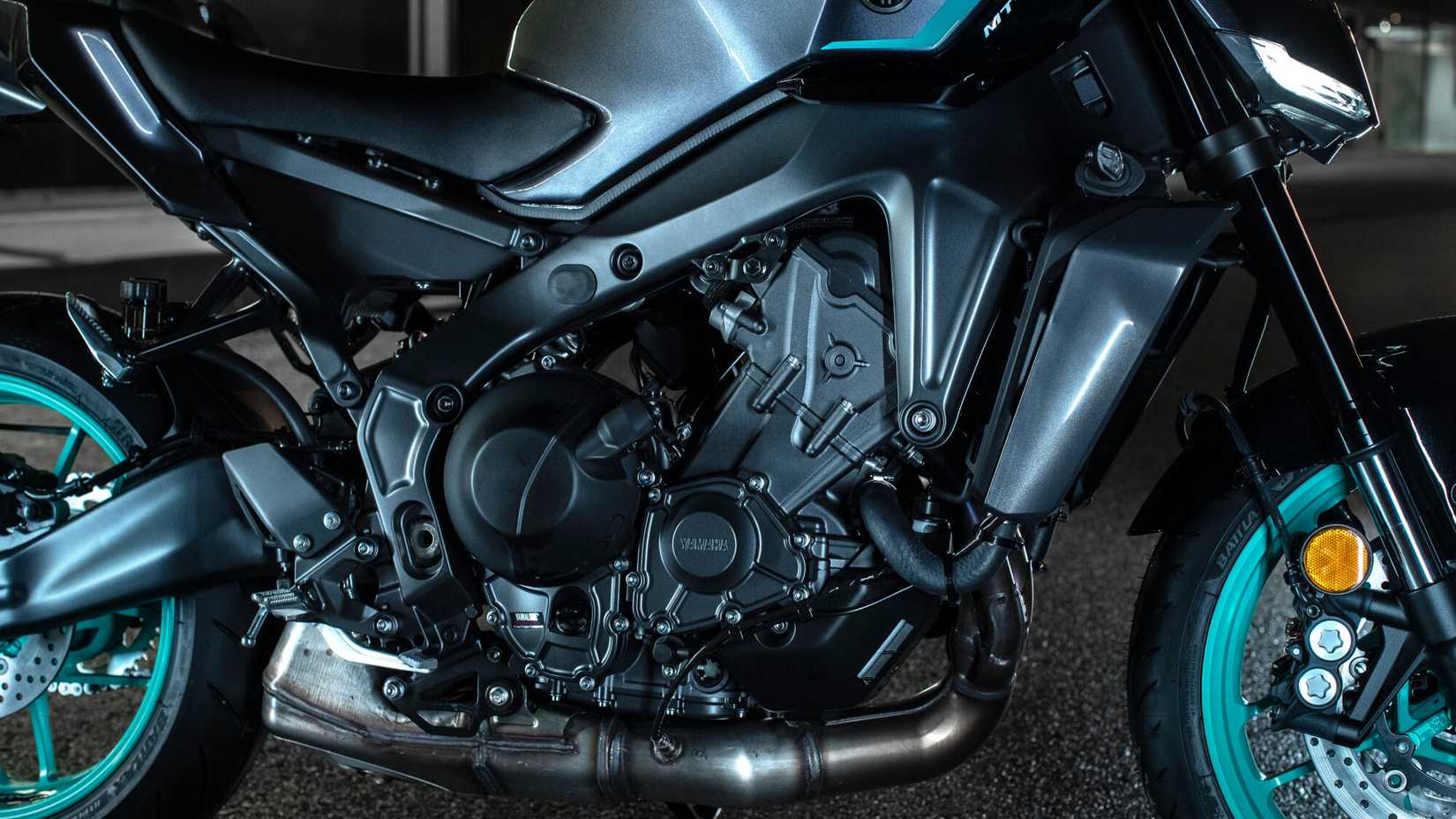 Foto aproximada do motor Yamaha MT-09 2024 estacionado