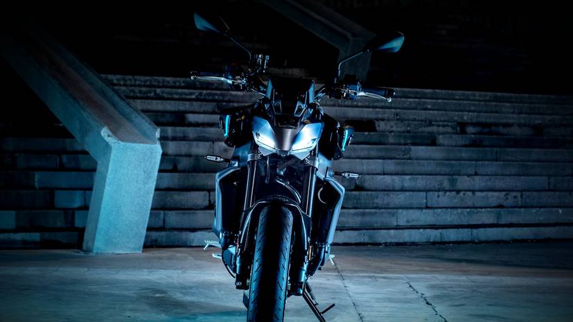 Prata 2024 Yamaha MT-09 estacionada voltada para a frente