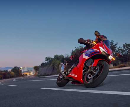 Uma foto de ação das curvas da Honda CBR500R 2025.