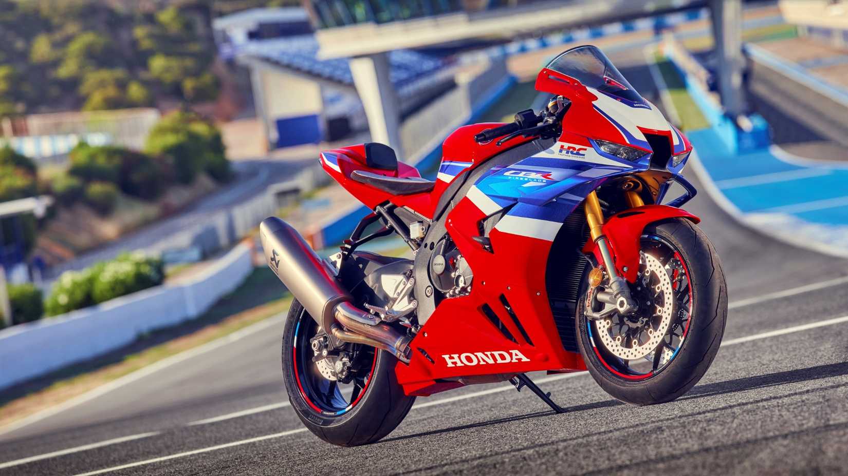 Uma foto estática da Honda CBR1000RR-R Fireblade SP 2024 estacionada em uma pista de corrida