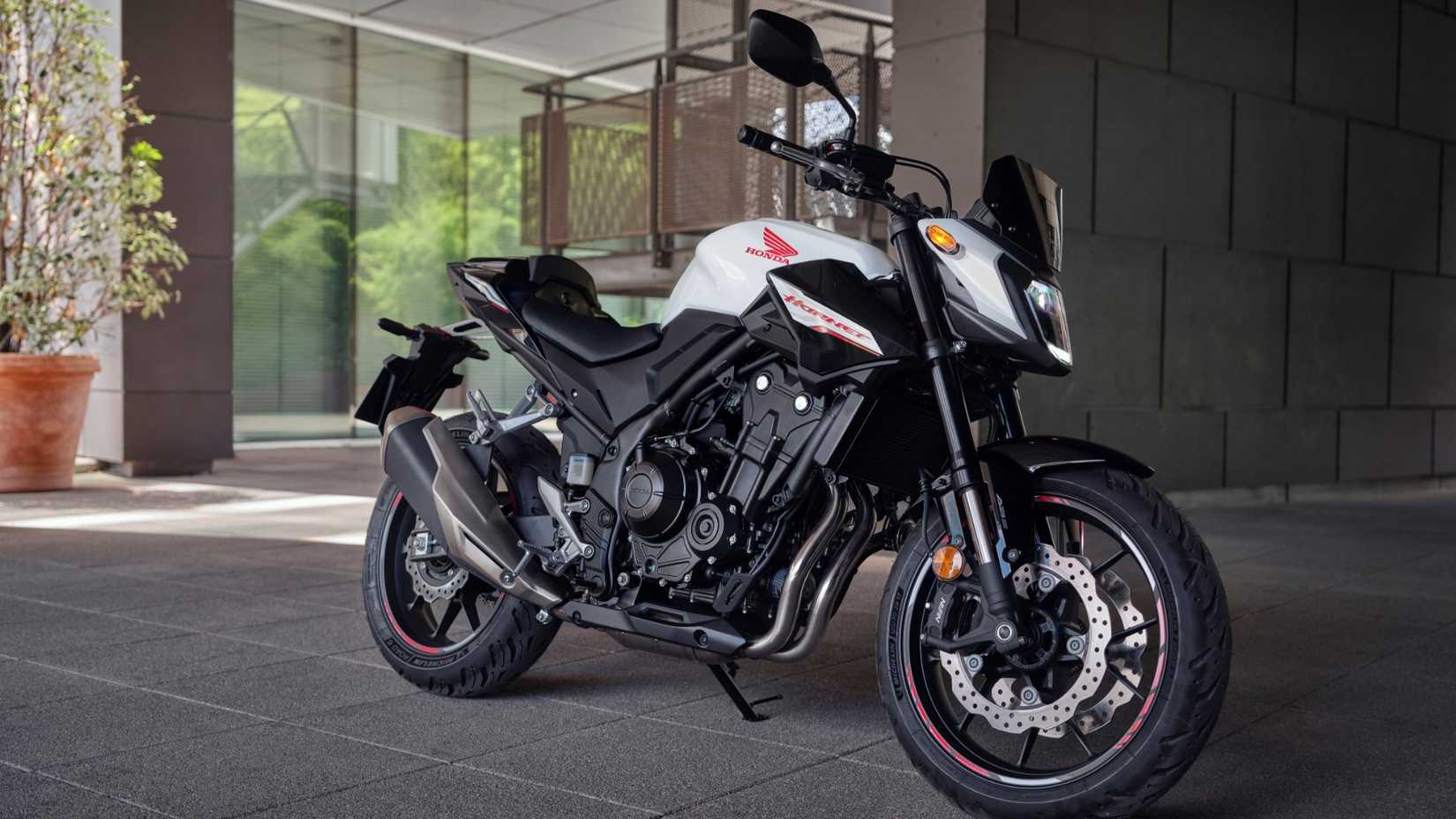 2024 Honda CB500 Hornet frente 3/4 imagem