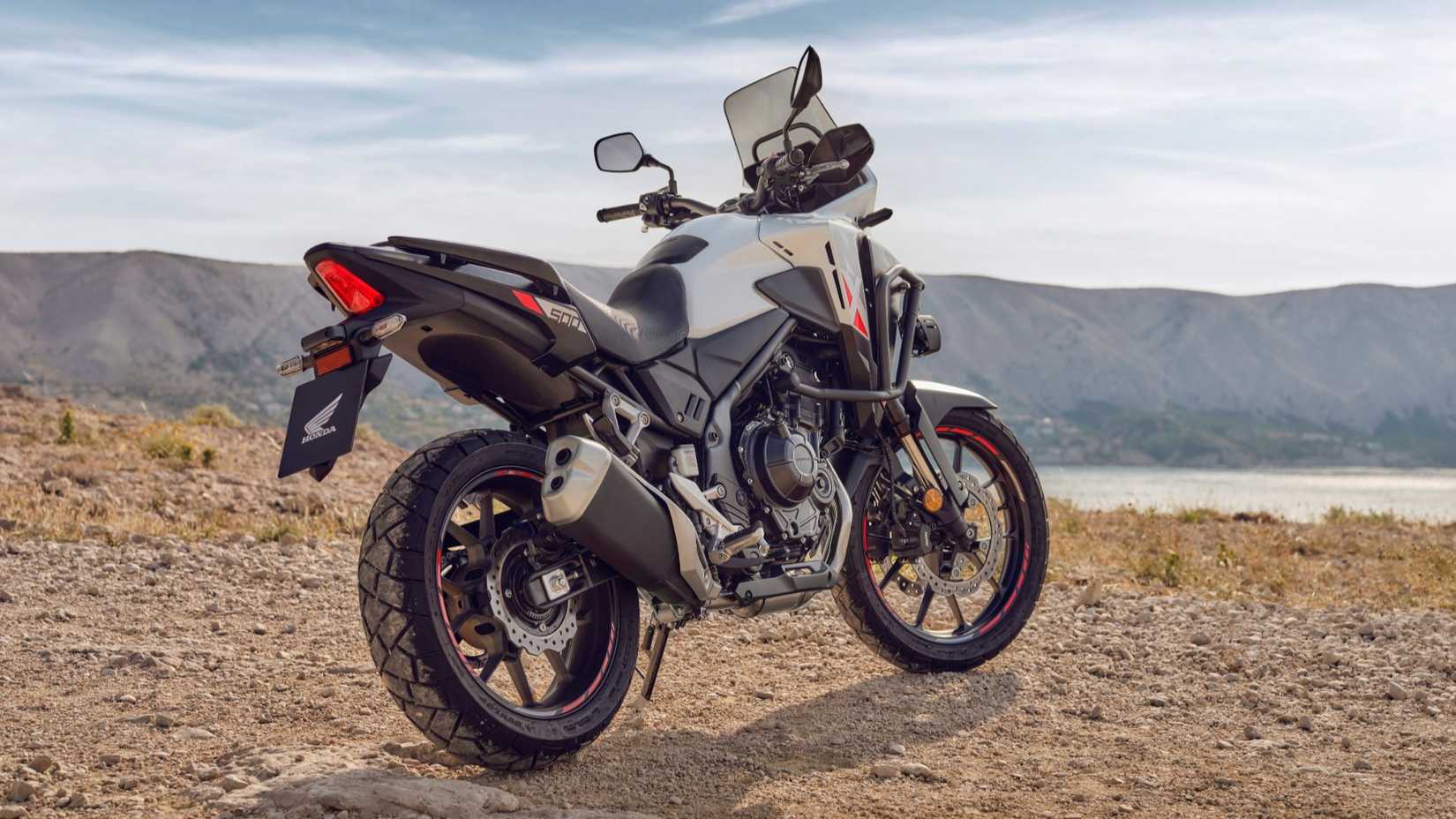 2024 Honda NX500 estacionado fora da estrada