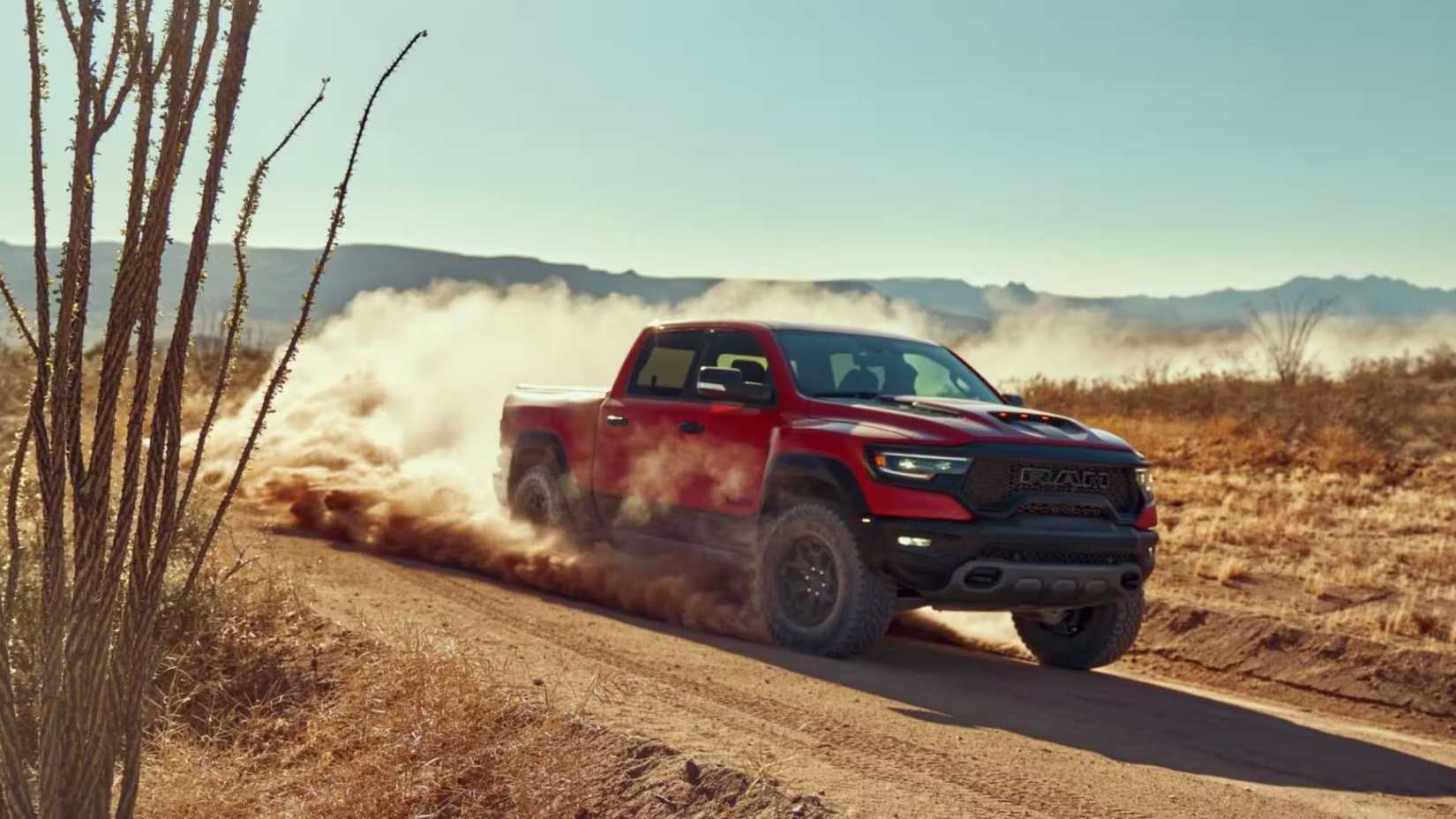 Foto frontal de três quartos do 2024 RAM 1500 TRX off-road