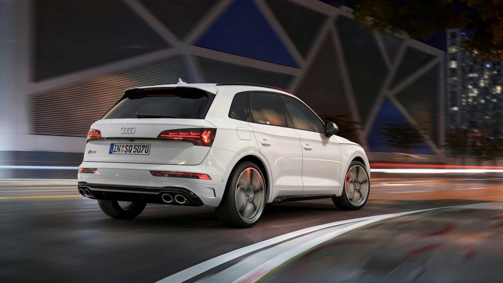 Rear 3/4 shot of the 2021 Audi SQ5
