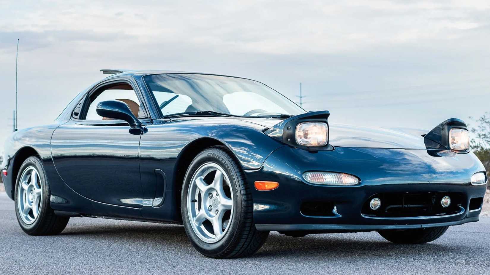 Um Mazda RX-7 Touring 5 velocidades azul esverdeado 1993