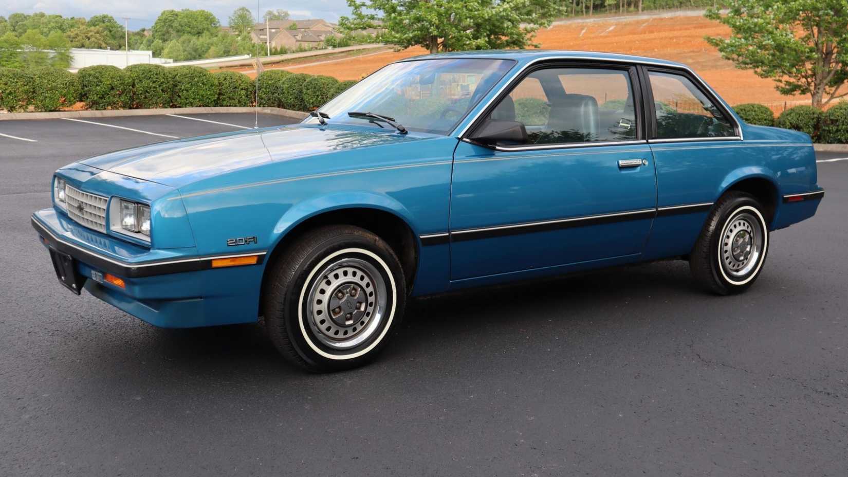 Chevrolet Cavalier 1986 em azul posando no estacionamento