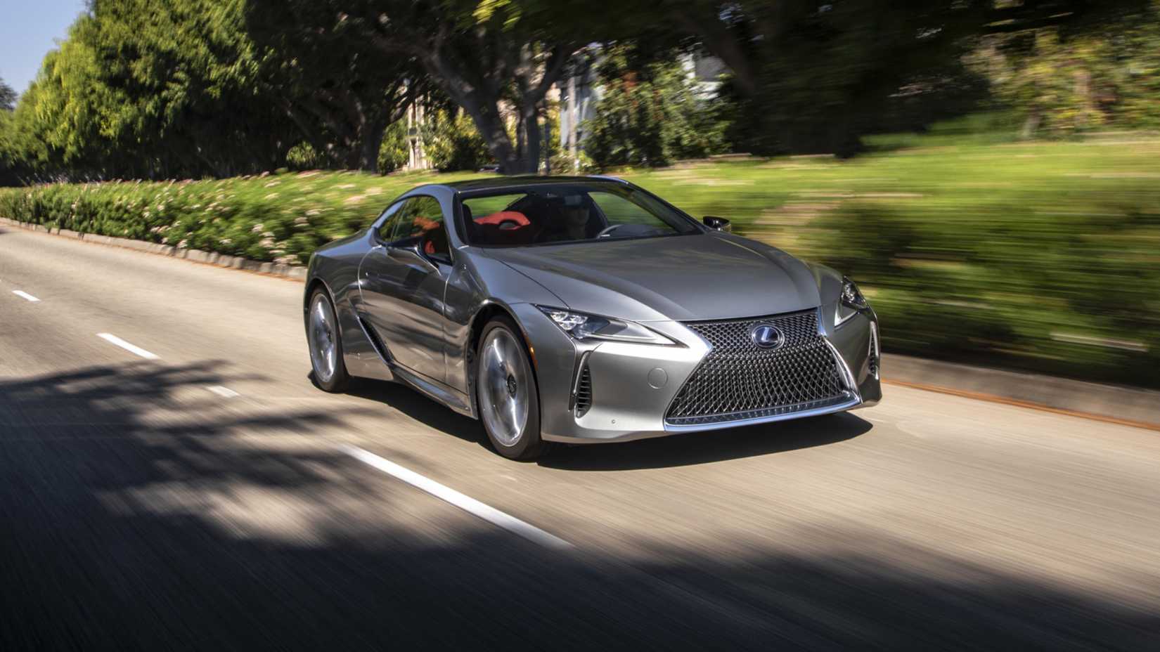 2023 Lexus LC500H dirigindo na estrada da cidade