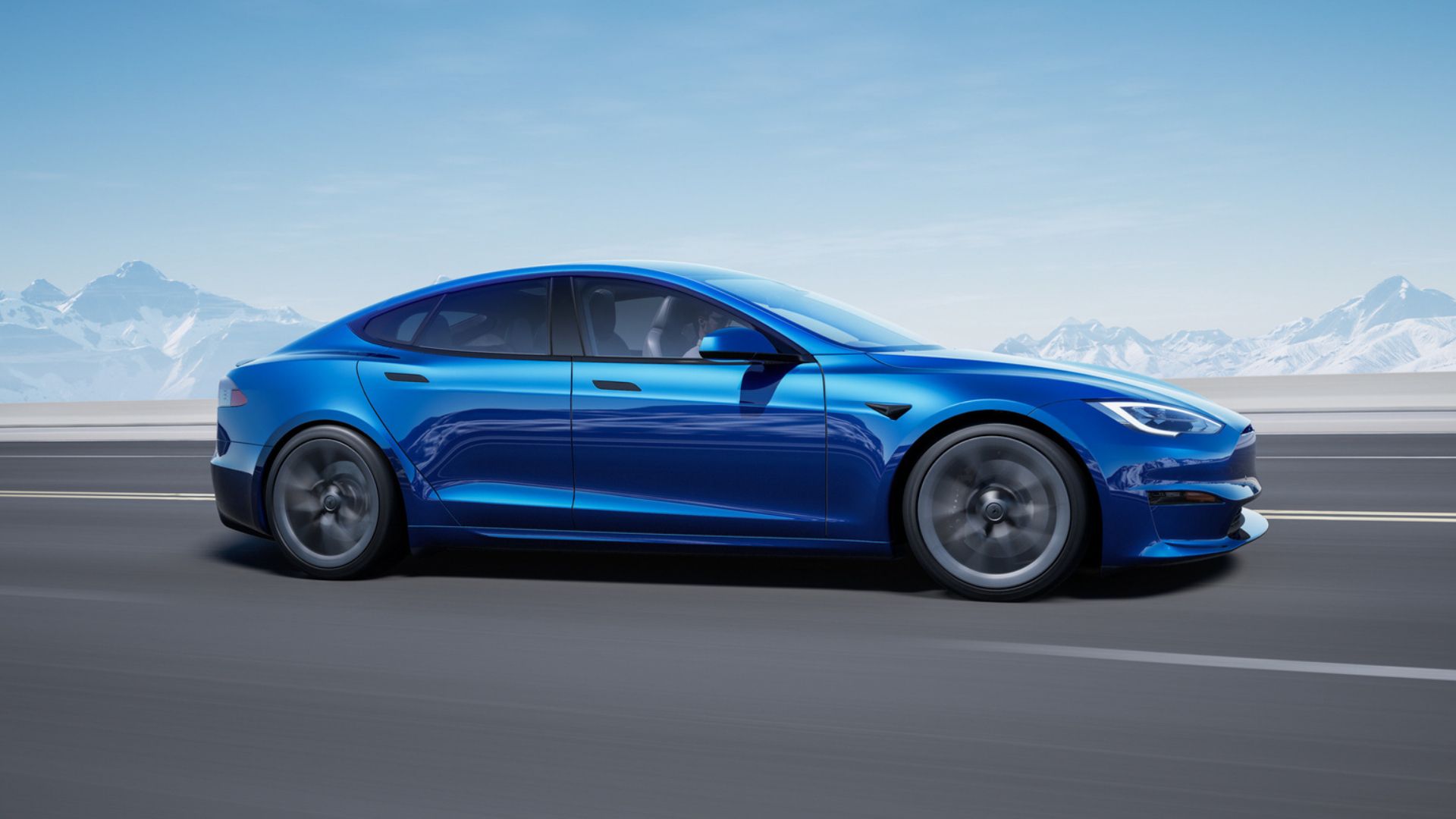 2024 Tesla Model S em azul dirigindo em estrada de montanha