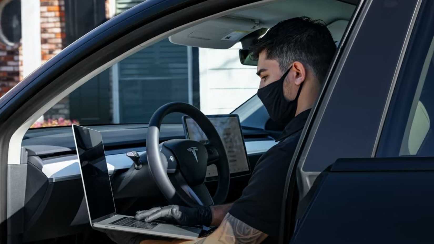 The Real Reason Teslas Don’t Have Apple CarPlay And Android Auto