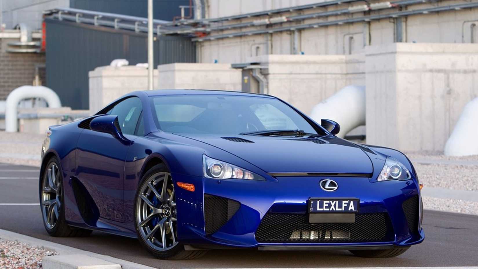 Vista frontal de três quartos de um Lexus LFA azul