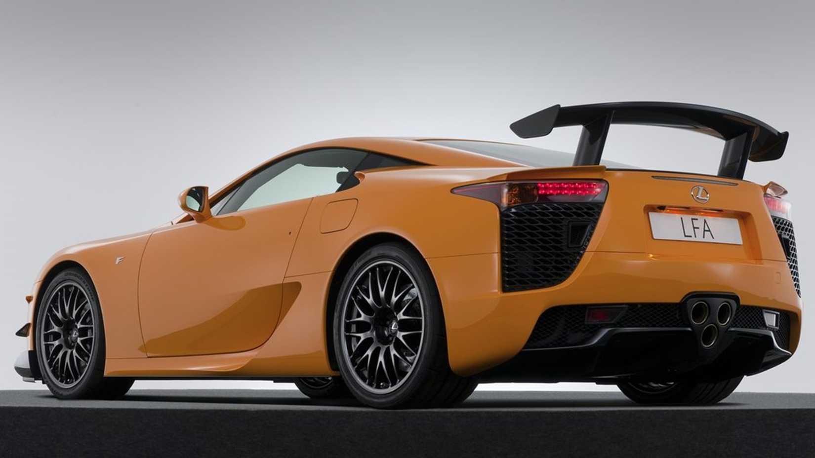 Vista traseira 3/4 de uma edição laranja do Lexus LFA Nurburgring