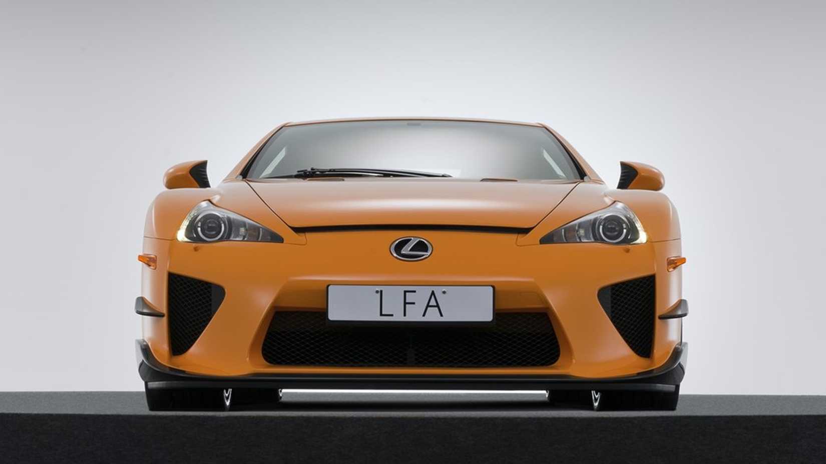 Uma foto frontal da edição 2012 do Lexus LFA Nurburgring