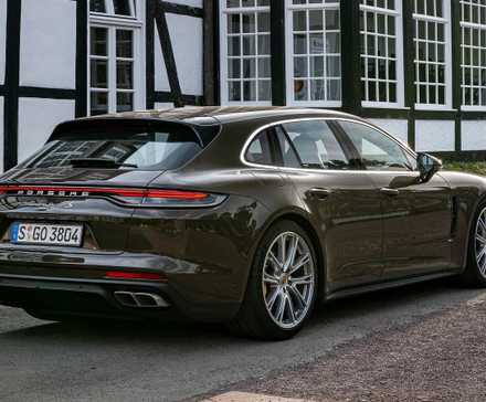 Vista traseira 3/4 do Porsche Panamera Sport Turismo 2022