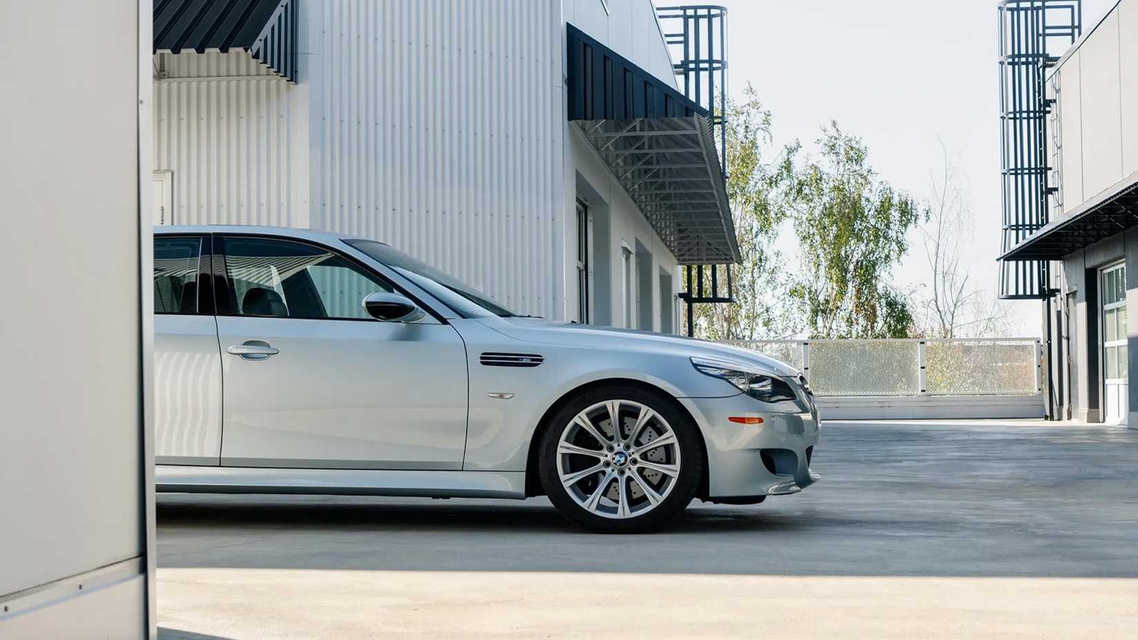 Um BMW M5 E60 prateado 2008