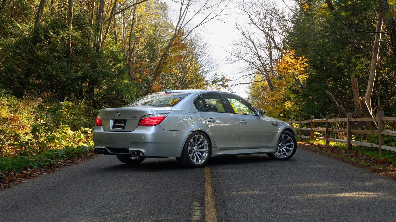 Um BMW M5 E60 prateado 2008