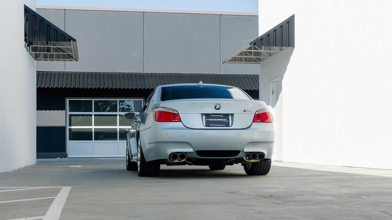 Um BMW M5 E60 prateado 2008
