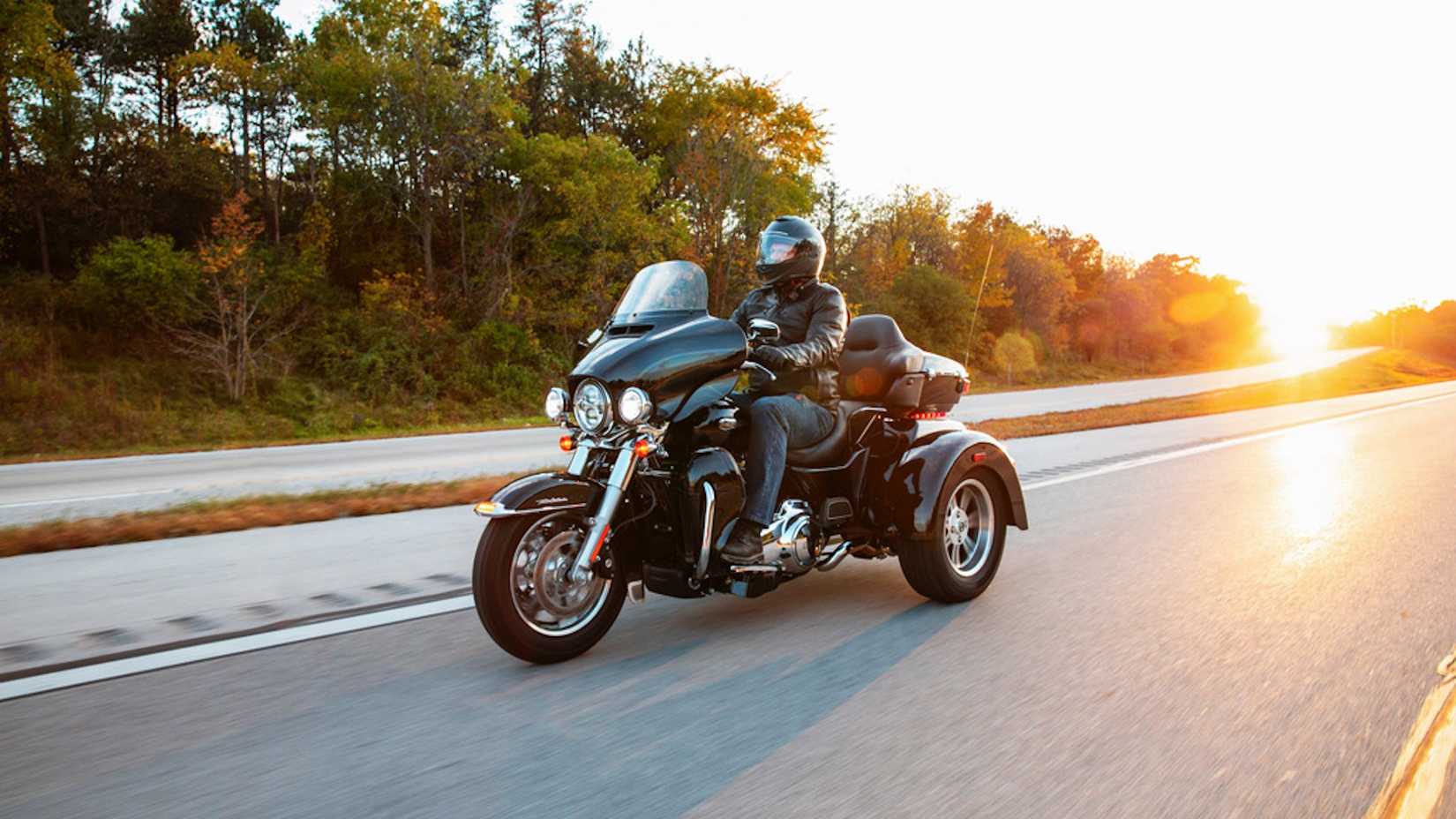 2021 Harley-Davidson Tri Glide Ultra acelerando na rodovia