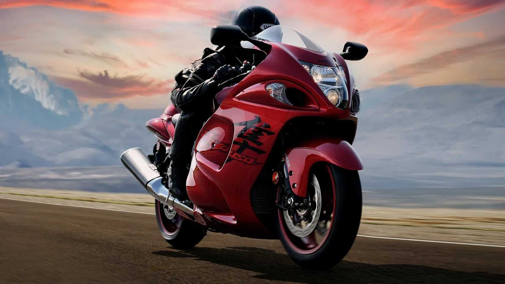 2020 Suzuki Hayabusa andando em estradas abertas