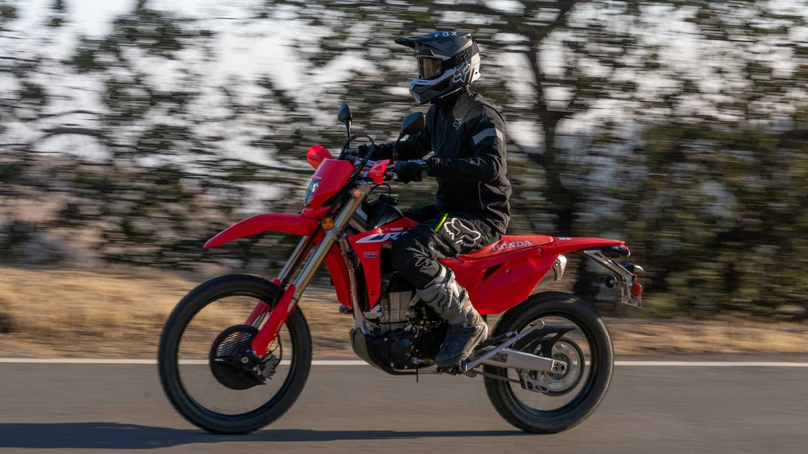 Foto de ação do lado esquerdo da Honda CRF450RL