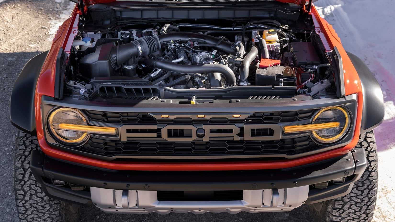 Compartimento do motor Ford Bronco Raptor 2024 mostrando trem de força