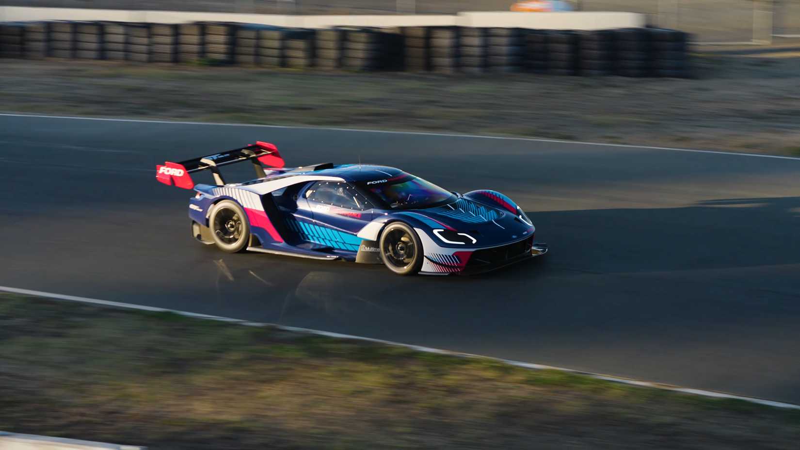 O Ford GT MK IV azul e vermelho 2023