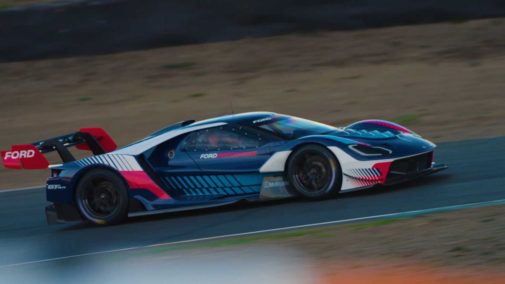 O Ford GT MK IV azul e vermelho 2023