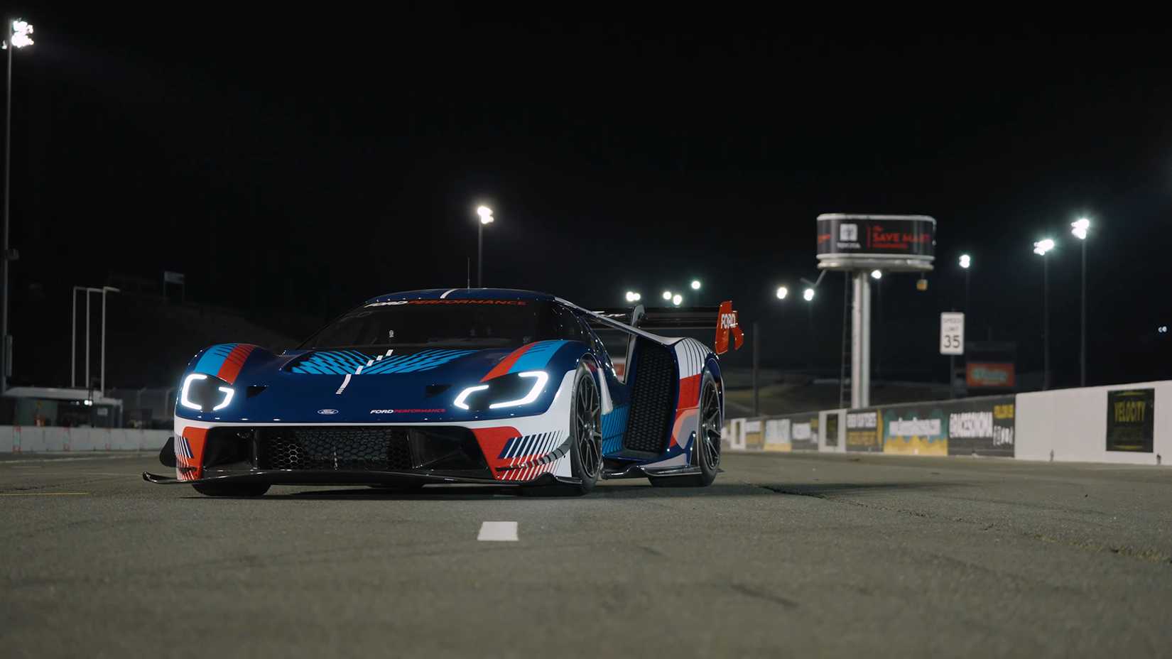 O Ford GT MK IV azul e vermelho 2023