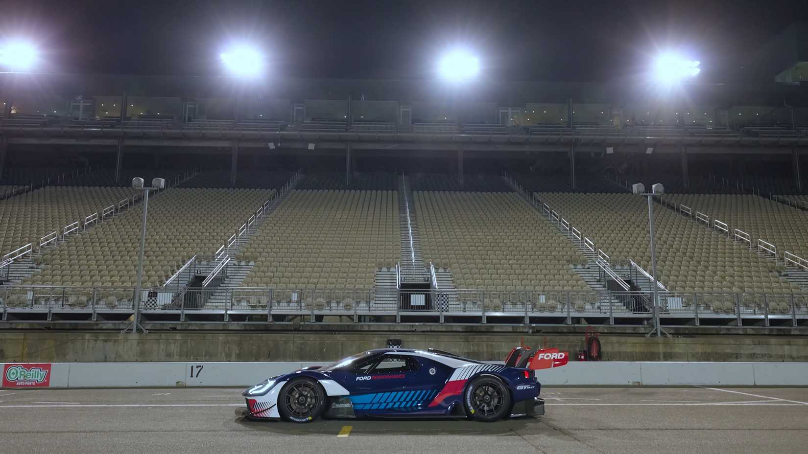 O Ford GT MK IV azul e vermelho 2023