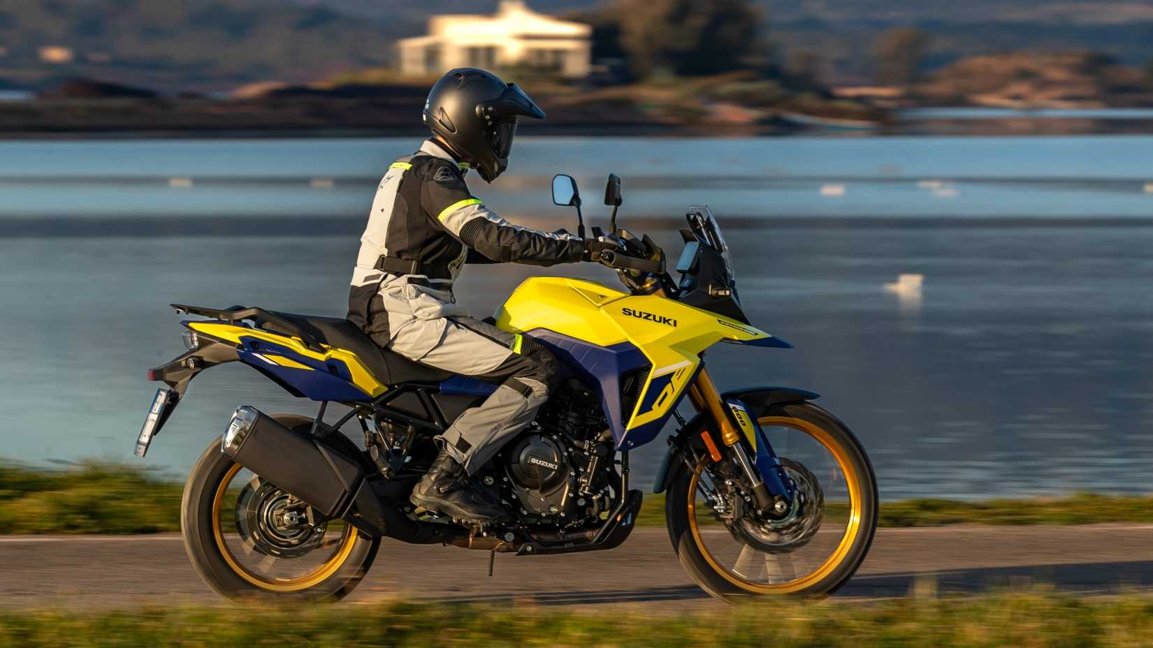 2023 Suzuki V-Strom 800 ação tiro lado direito